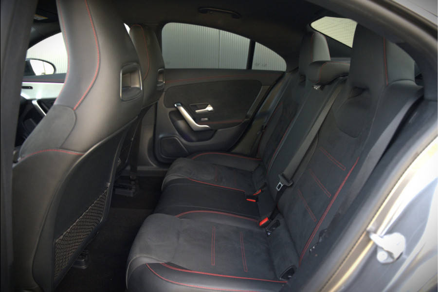 Mercedes-Benz CLA-Klasse 180 Business Solution AMG | Stoelverwarming | Parkeersensoren | Navigatie | Cruise Control | Ambiance Verlichting | Keyless | Camera | Climate Control