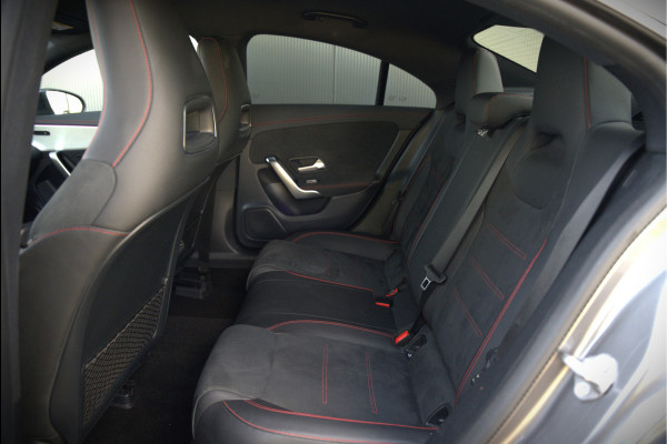 Mercedes-Benz CLA-Klasse 180 Business Solution AMG | Stoelverwarming | Parkeersensoren | Navigatie | Cruise Control | Ambiance Verlichting | Keyless | Camera | Climate Control