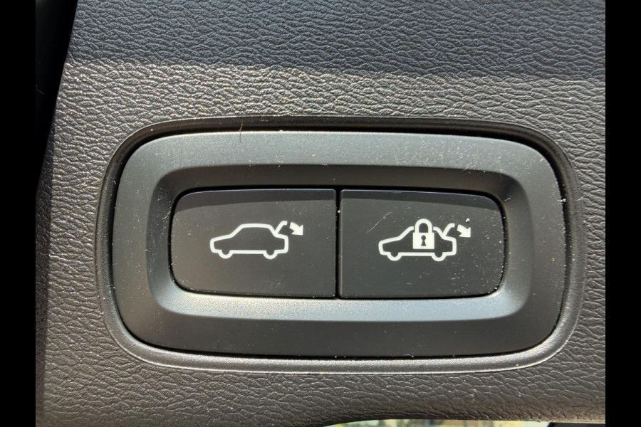 Volvo XC60 2.0 T8 Plug-in hybrid AWD Ultra Dark 12 MND. BOVAG GARANTIE | PANORAMA DAK | ACHTERUITRIJ CAMERA | BOWERS & WILKINS | MEM. SEATS | STOEL+STUUR VERWARMING |