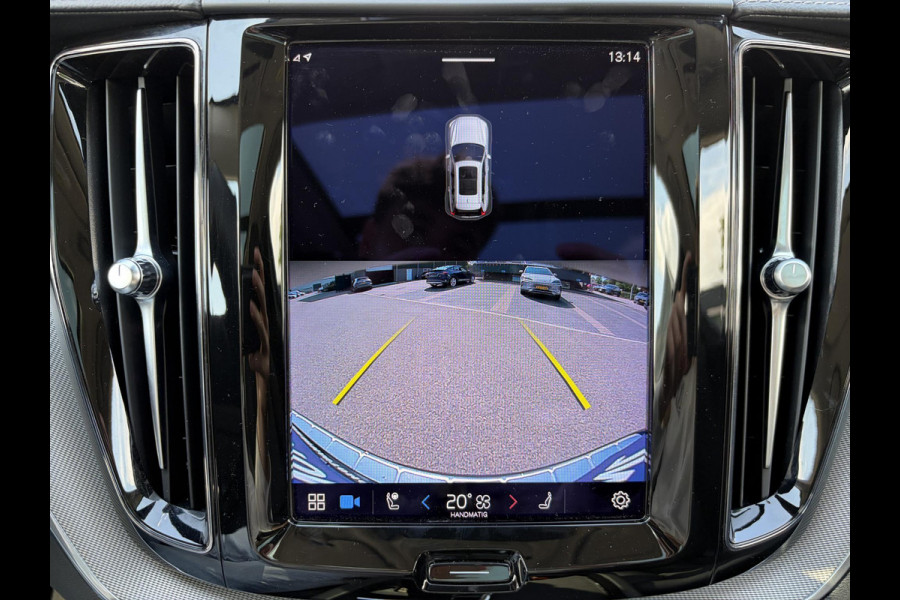 Volvo XC60 2.0 T8 Plug-in hybrid AWD Ultra Dark 12 MND. BOVAG GARANTIE | PANORAMA DAK | ACHTERUITRIJ CAMERA | BOWERS & WILKINS | MEM. SEATS | STOEL+STUUR VERWARMING |