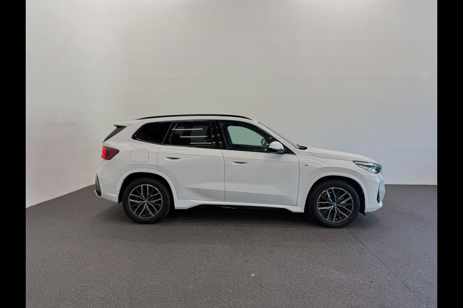 BMW iX1 eDrive20 67 kWh M Sport Edition 204pk Camera PDC Stoelverwarming Navi Hifi 18 inch M Velgen Adaptief M Onderstel
