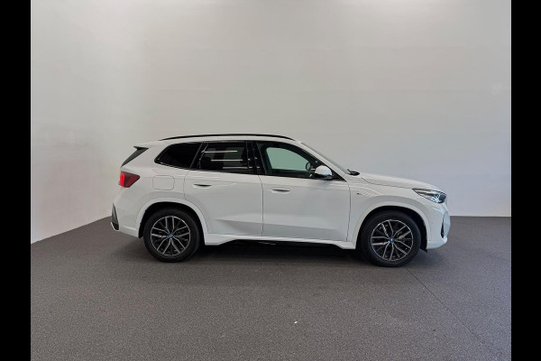 BMW iX1 eDrive20 67 kWh M Sport Edition 204pk Camera PDC Stoelverwarming Navi Hifi 18 inch M Velgen Adaptief M Onderstel