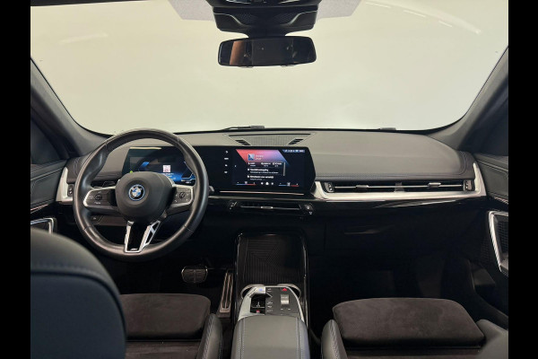 BMW iX1 eDrive20 67 kWh M Sport Edition 204pk Camera PDC Stoelverwarming Navi Hifi 18 inch M Velgen Adaptief M Onderstel