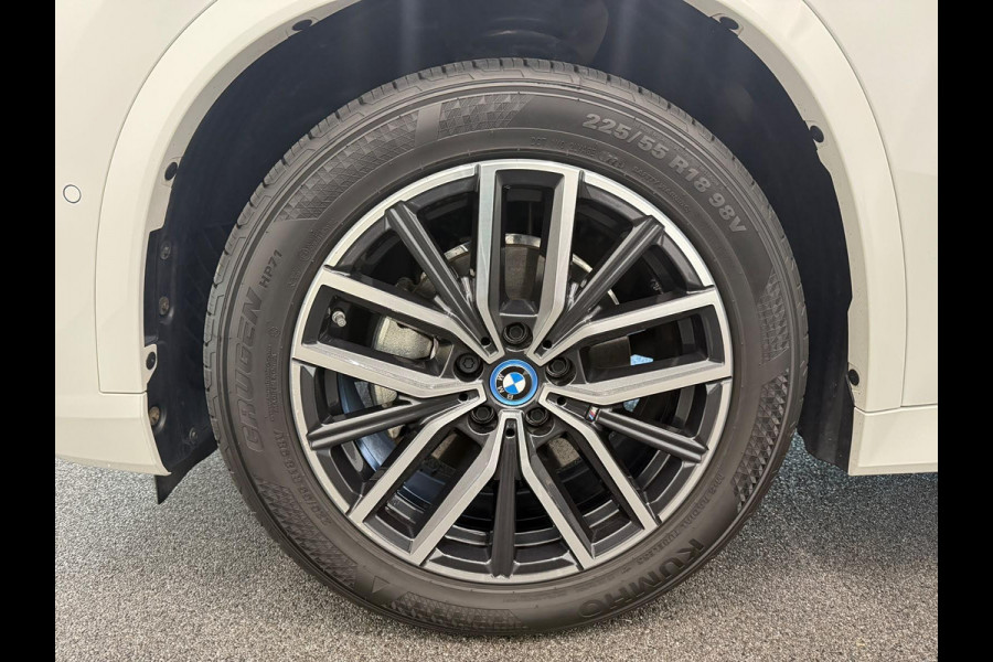 BMW iX1 eDrive20 67 kWh M Sport Edition 204pk Camera PDC Stoelverwarming Navi Hifi 18 inch M Velgen Adaptief M Onderstel