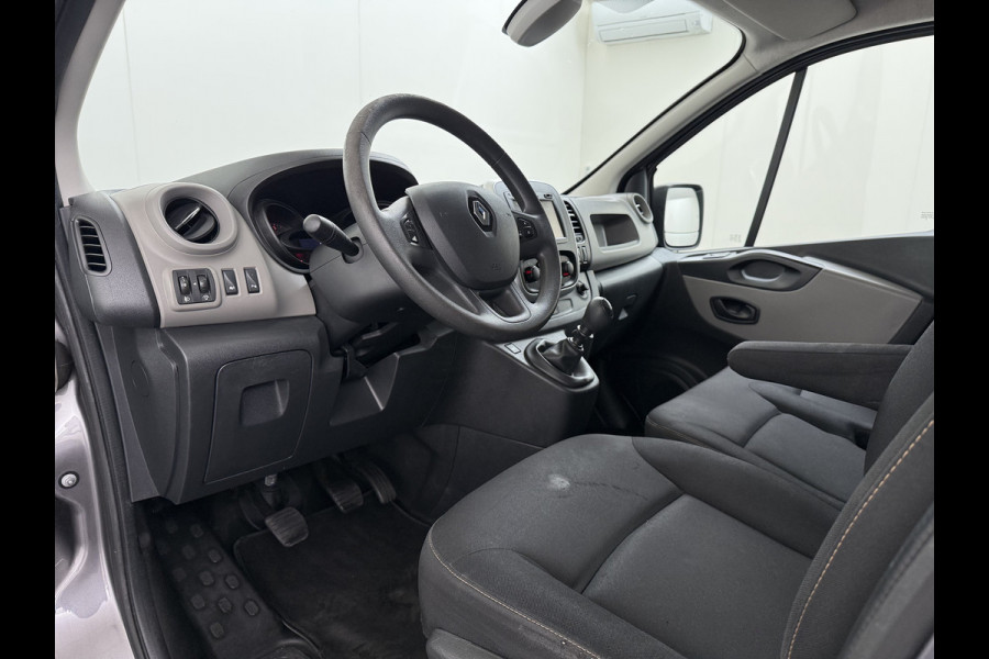 Renault Trafic 1.6dCi T29 L2H1 3-Persoons Trekhaak Euro 6 Navi Airco Cruise Control Bluetooth Pdc Comfort Regen-Lichtsensor Betonplex Vloer Lat om Lat Wandbetimmering Schuifdeur 2.000KG Trekgewicht Origineel Nederlandse Auto
