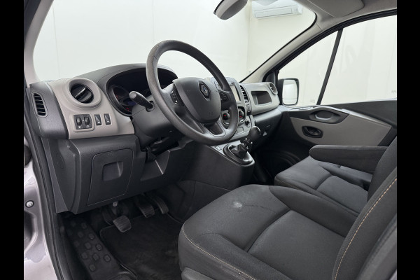 Renault Trafic 1.6dCi T29 L2H1 3-Persoons Trekhaak Euro 6 Navi Airco Cruise Control Bluetooth Pdc Comfort Regen-Lichtsensor Betonplex Vloer Lat om Lat Wandbetimmering Schuifdeur 2.000KG Trekgewicht Origineel Nederlandse Auto