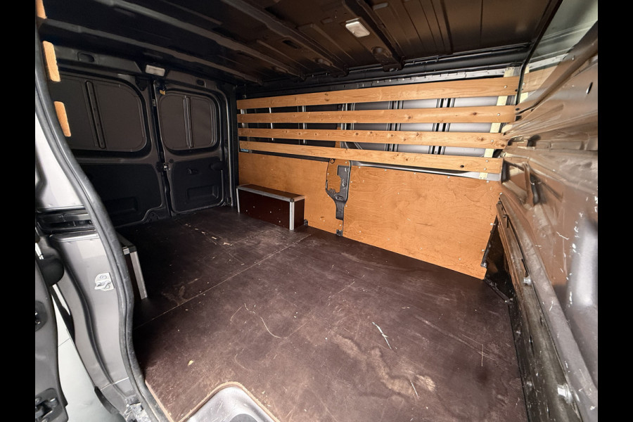 Renault Trafic 1.6dCi T29 L2H1 3-Persoons Trekhaak Euro 6 Navi Airco Cruise Control Bluetooth Pdc Comfort Regen-Lichtsensor Betonplex Vloer Lat om Lat Wandbetimmering Schuifdeur 2.000KG Trekgewicht Origineel Nederlandse Auto