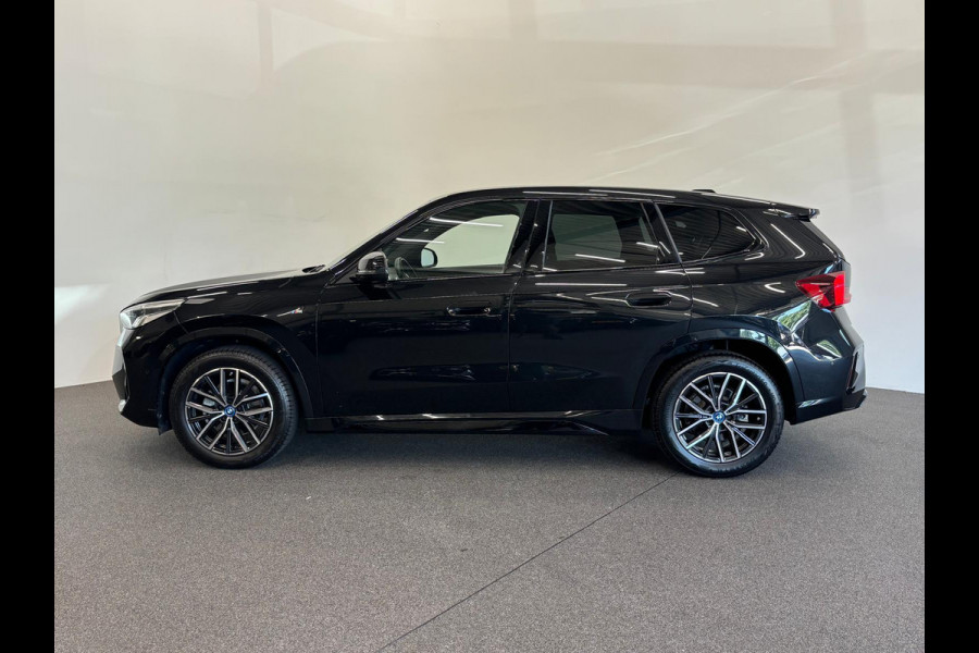 BMW iX1 eDrive20 67 kWh M Sport Edition 204pk Camera PDC Stoelverwarming Navi Hifi 18 inch M Velgen Adaptief M Onderstel