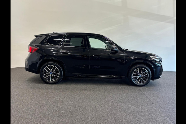 BMW iX1 eDrive20 67 kWh M Sport Edition 204pk Camera PDC Stoelverwarming Navi Hifi 18 inch M Velgen Adaptief M Onderstel