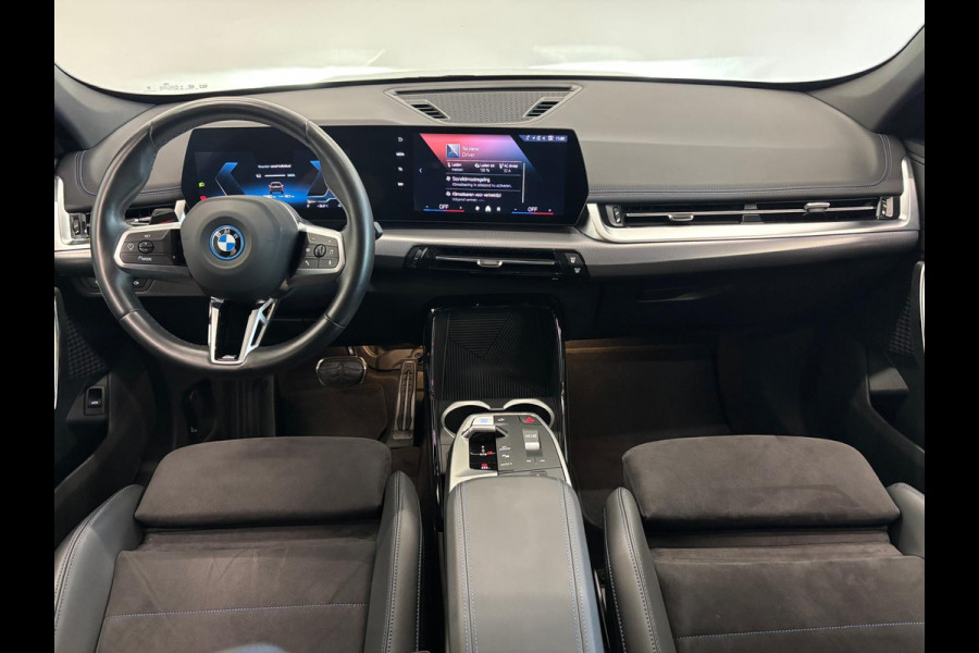 BMW iX1 eDrive20 67 kWh M Sport Edition 204pk Camera PDC Stoelverwarming Navi Hifi 18 inch M Velgen Adaptief M Onderstel