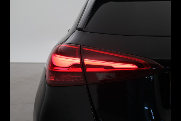 Mercedes-Benz A-Klasse 180 STAR EDITION AMG LINE LIMITED + PANORAMA | SFEERVERLICHTING | 19 INCH LMV | CAMERA