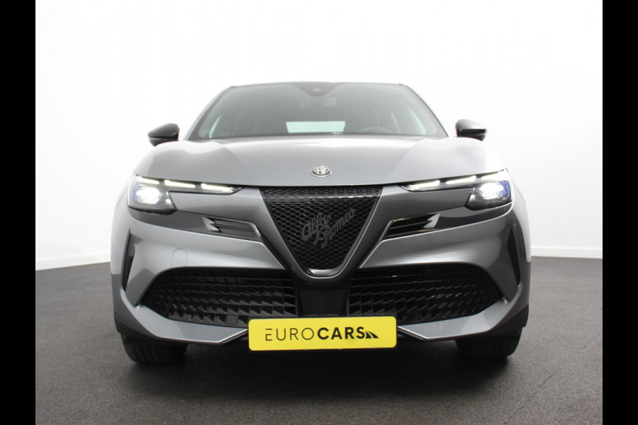Alfa Romeo junior Elettrica Automaat 156PK DEMO! Adaptieve Cruise Control LMV 18 inch Full Led Matrix Parkeer sensoren Navigatie Apple Carplay / Android auto  Climate Control