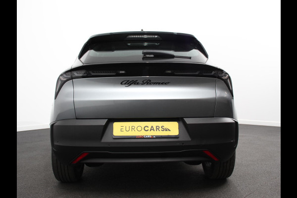 Alfa Romeo junior Elettrica Automaat 156PK DEMO! Adaptieve Cruise Control LMV 18 inch Full Led Matrix Parkeer sensoren Navigatie Apple Carplay / Android auto  Climate Control