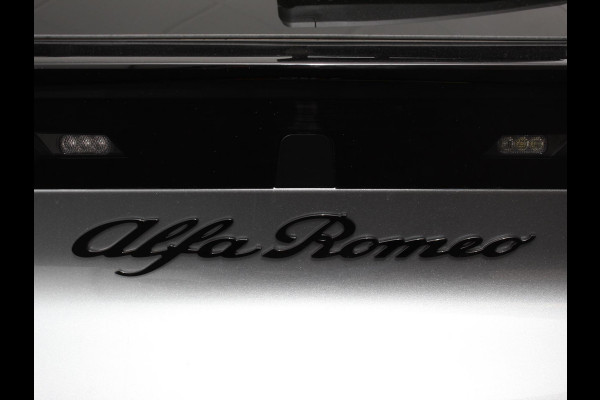 Alfa Romeo junior Elettrica Automaat 156PK DEMO! Adaptieve Cruise Control LMV 18 inch Full Led Matrix Parkeer sensoren Navigatie Apple Carplay / Android auto  Climate Control