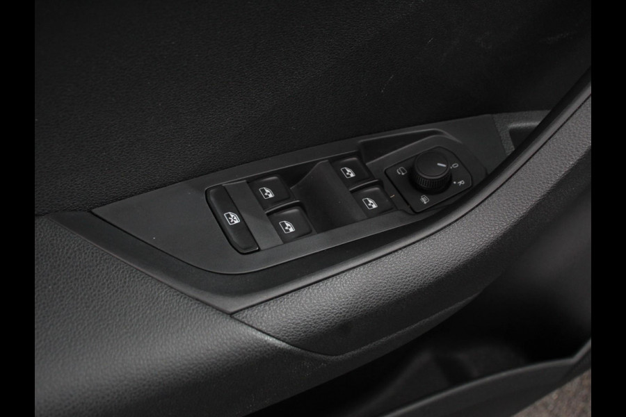 Škoda Karoq 1.5 TSI 150pk DSG ACT Selection DEMO ! Navigatie Apple Carplay/Android Auto Camera Parkeer sensoren Adaptieve Cruise Control Lichtmetalen Velgen Digitale Cockpit