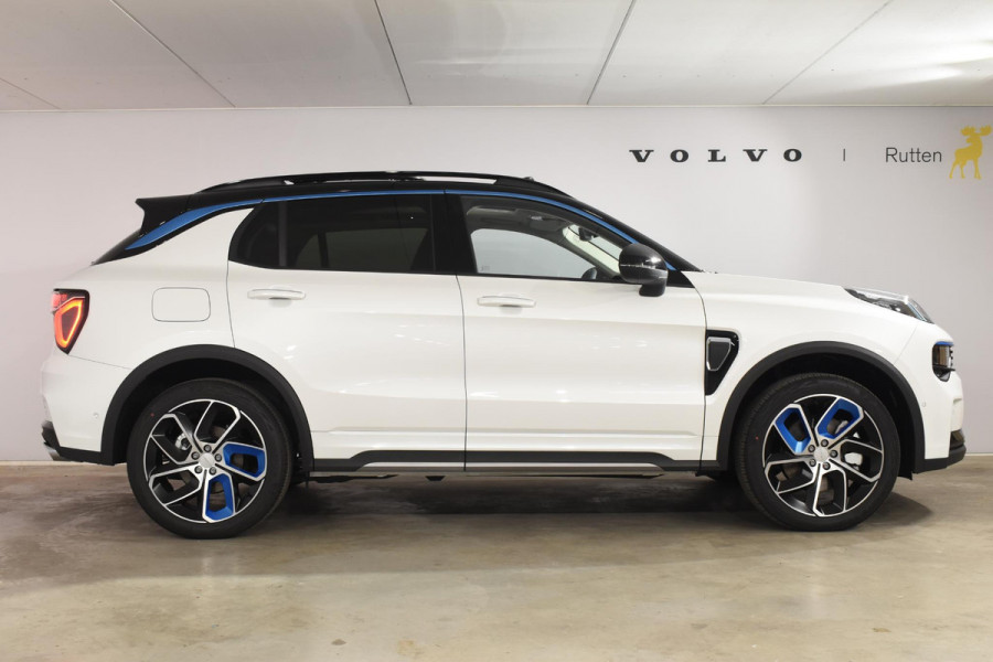 Lynk & Co 01 262PK Automaat / 360 Camera / Adaptieve cruise control / Glazen schuif-kanteldak / Elektrische stoelen met geheugenfunctie / Stoelverwarming / Elektrische achterklep / Climate control / Parkeersensoren V+A / 20"velgen / Keyless entry /