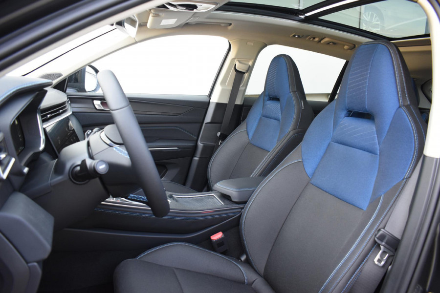 Lynk & Co 01 262PK Automaat / 360 Camera / Adaptieve cruise control / Glazen schuif-kanteldak / Elektrische stoelen met geheugenfunctie / Stoelverwarming / Elektrische achterklep / Climate control / Parkeersensoren V+A / 20"velgen / Keyless entry /