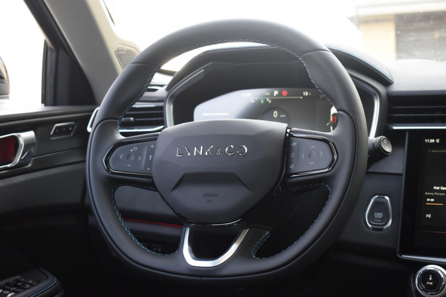Lynk & Co 01 262PK Automaat / 360 Camera / Adaptieve cruise control / Glazen schuif-kanteldak / Elektrische stoelen met geheugenfunctie / Stoelverwarming / Elektrische achterklep / Climate control / Parkeersensoren V+A / 20"velgen / Keyless entry /