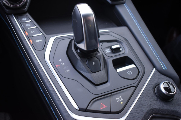 Lynk & Co 01 262PK Automaat / 360 Camera / Adaptieve cruise control / Glazen schuif-kanteldak / Elektrische stoelen met geheugenfunctie / Stoelverwarming / Elektrische achterklep / Climate control / Parkeersensoren V+A / 20"velgen / Keyless entry /