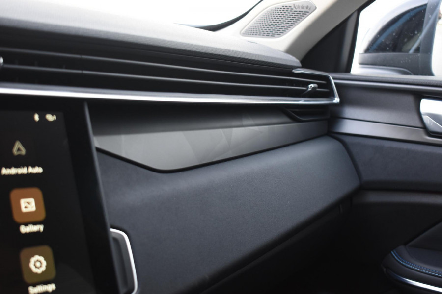 Lynk & Co 01 262PK Automaat / 360 Camera / Adaptieve cruise control / Glazen schuif-kanteldak / Elektrische stoelen met geheugenfunctie / Stoelverwarming / Elektrische achterklep / Climate control / Parkeersensoren V+A / 20"velgen / Keyless entry /