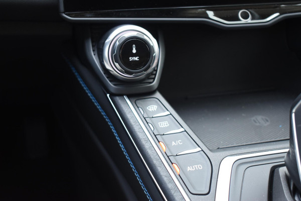 Lynk & Co 01 262PK Automaat / 360 Camera / Adaptieve cruise control / Glazen schuif-kanteldak / Elektrische stoelen met geheugenfunctie / Stoelverwarming / Elektrische achterklep / Climate control / Parkeersensoren V+A / 20"velgen / Keyless entry /