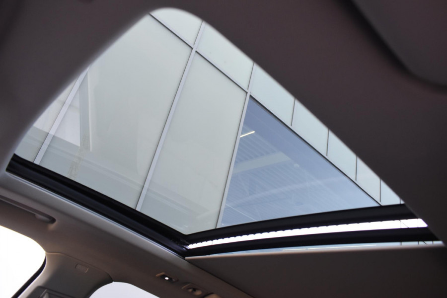 Lynk & Co 01 262PK Automaat / 360 Camera / Adaptieve cruise control / Glazen schuif-kanteldak / Elektrische stoelen met geheugenfunctie / Stoelverwarming / Elektrische achterklep / Climate control / Parkeersensoren V+A / 20"velgen / Keyless entry /