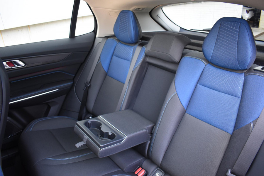 Lynk & Co 01 262PK Automaat / 360 Camera / Adaptieve cruise control / Glazen schuif-kanteldak / Elektrische stoelen met geheugenfunctie / Stoelverwarming / Elektrische achterklep / Climate control / Parkeersensoren V+A / 20"velgen / Keyless entry /