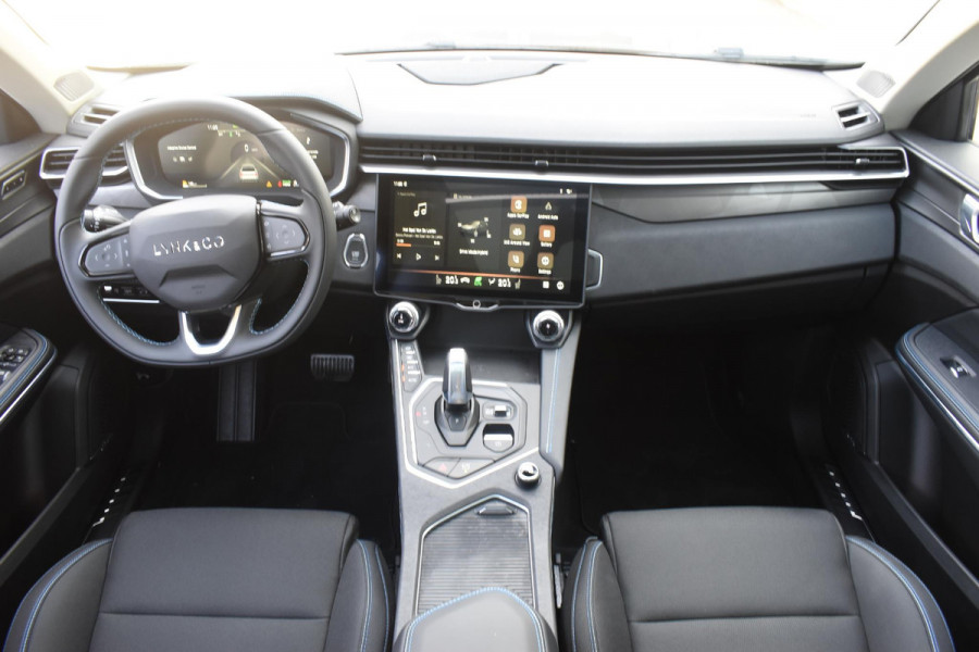 Lynk & Co 01 262PK Automaat / 360 Camera / Adaptieve cruise control / Glazen schuif-kanteldak / Elektrische stoelen met geheugenfunctie / Stoelverwarming / Elektrische achterklep / Climate control / Parkeersensoren V+A / 20"velgen / Keyless entry /