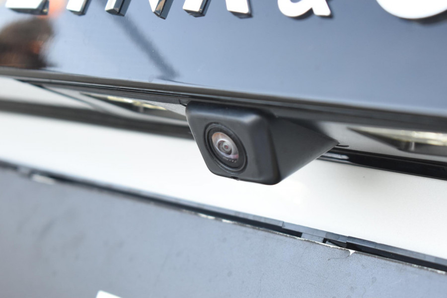 Lynk & Co 01 262PK Automaat / 360 Camera / Adaptieve cruise control / Glazen schuif-kanteldak / Elektrische stoelen met geheugenfunctie / Stoelverwarming / Elektrische achterklep / Climate control / Parkeersensoren V+A / 20"velgen / Keyless entry /