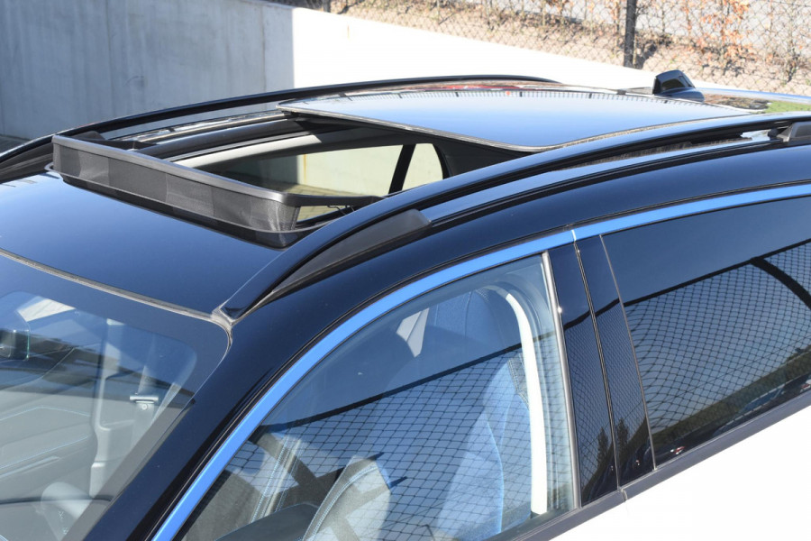 Lynk & Co 01 262PK Automaat / 360 Camera / Adaptieve cruise control / Glazen schuif-kanteldak / Elektrische stoelen met geheugenfunctie / Stoelverwarming / Elektrische achterklep / Climate control / Parkeersensoren V+A / 20"velgen / Keyless entry /