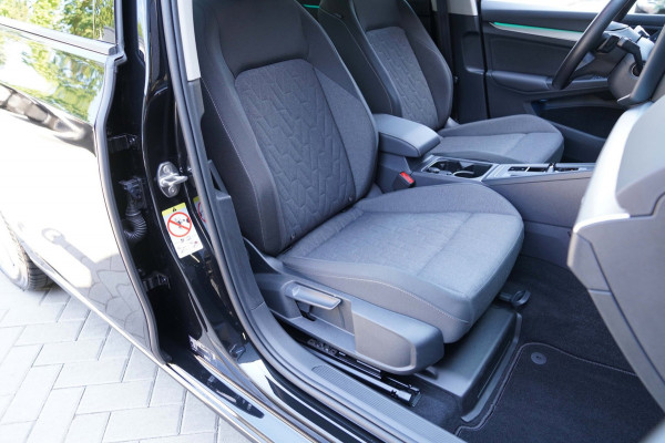 Volkswagen Golf Variant 1.5 eTSI Life Edition|Prijs rijklaar incl 12 mnd garantie|Stuur,-stoelverw Elek klep Camera Blindspot