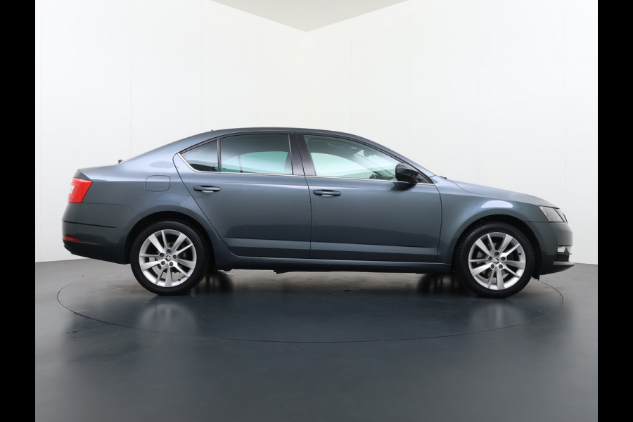Škoda Octavia 1.0TSI 116PK Trekhaak Apple Carplay Android Navi PDC 17"LM Ecc Stoelverwarmd Cruise Control Led WLAN Bluetooth Isofix Volledig Skoda-Dealeronderhouden 1.300KG Trekgewicht 1e Eigenaar Origineel Nederlandse Auto