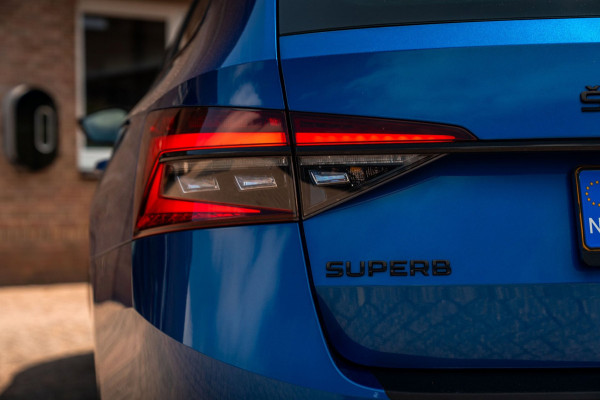 Škoda Superb Combi 1.4 TSI iV Sportline Business 218 PK Elek.Trekhaak Keyless ACC Camera 18''