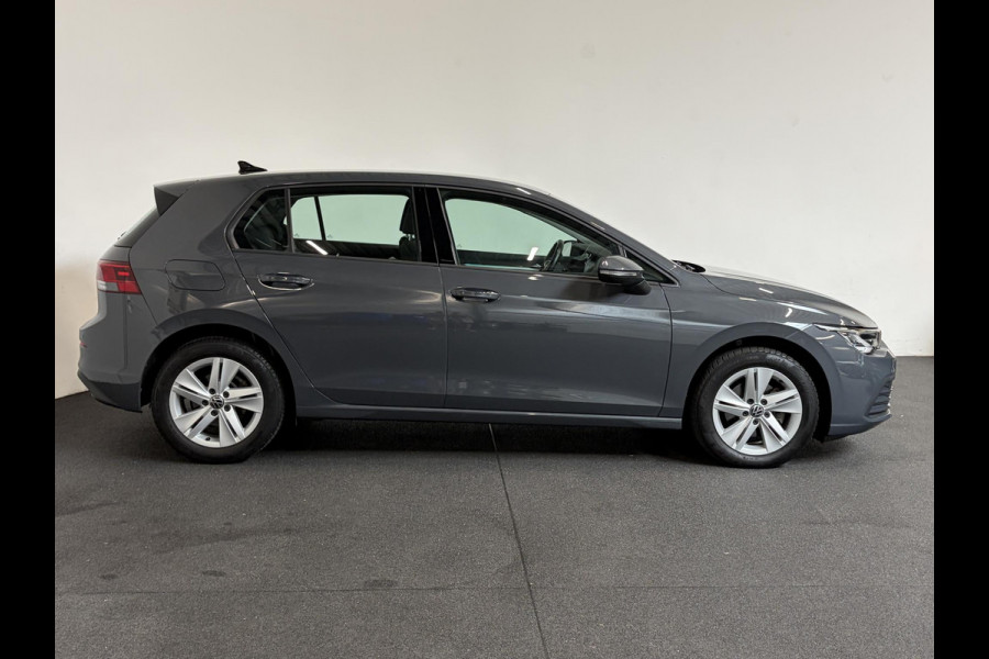 Volkswagen Golf 1.0 eTSI 110pk Automaat Life Climate control LED Lane Assist App Connect Cruise Control Climatronic Lichtmetalen Velgen Velgen Winterpakket