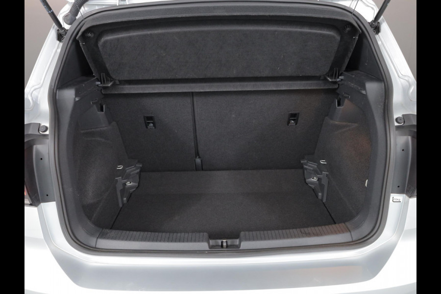 Volkswagen T-Cross 1.0 TSI R-Line 110pk DSG| Camera|  Trekhaak|Navi| 18'LM-velgen