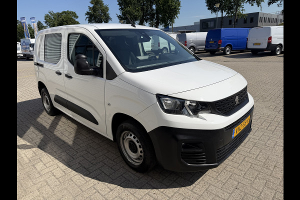 Peugeot Partner 1.2 PureTech Premium / vaste prijs rijklaar € 11.750 ex btw / lease vanaf € 198 / airco / cruise control / pdc achter / navigatie / raam in de schuifdeur / euro 6 !