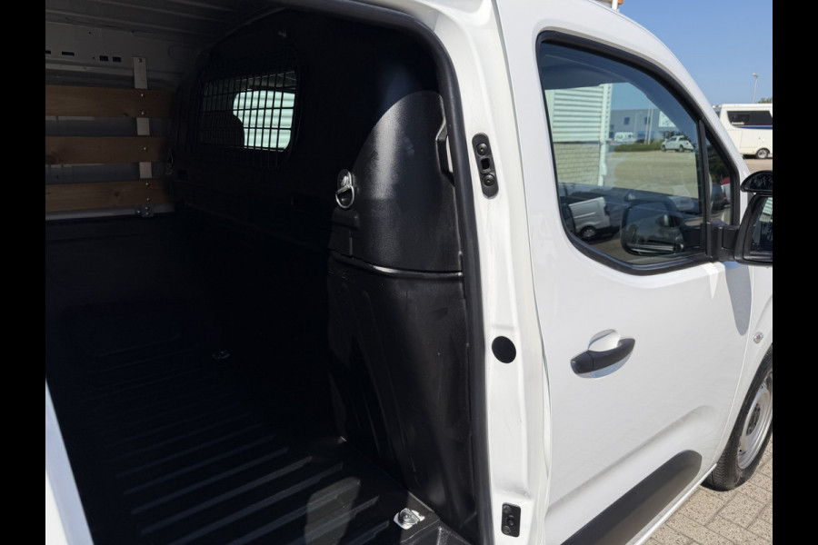 Peugeot Partner 1.2 PureTech Premium / vaste prijs rijklaar € 11.750 ex btw / lease vanaf € 198 / airco / cruise control / pdc achter / navigatie / raam in de schuifdeur / euro 6 !