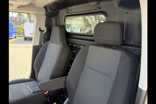 Peugeot Partner 1.2 PureTech Premium / vaste prijs rijklaar € 11.750 ex btw / lease vanaf € 198 / airco / cruise control / pdc achter / navigatie / raam in de schuifdeur / euro 6 !
