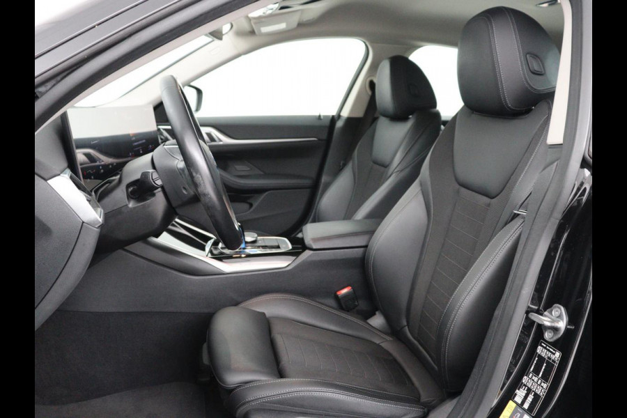 BMW i4 eDrive40 84 kWh | SOH 93,8% | Camera | Adaptive cruise | Climate control | Navigatie | DAB+ | Bluetooth | Stoelverwarming | Carplay