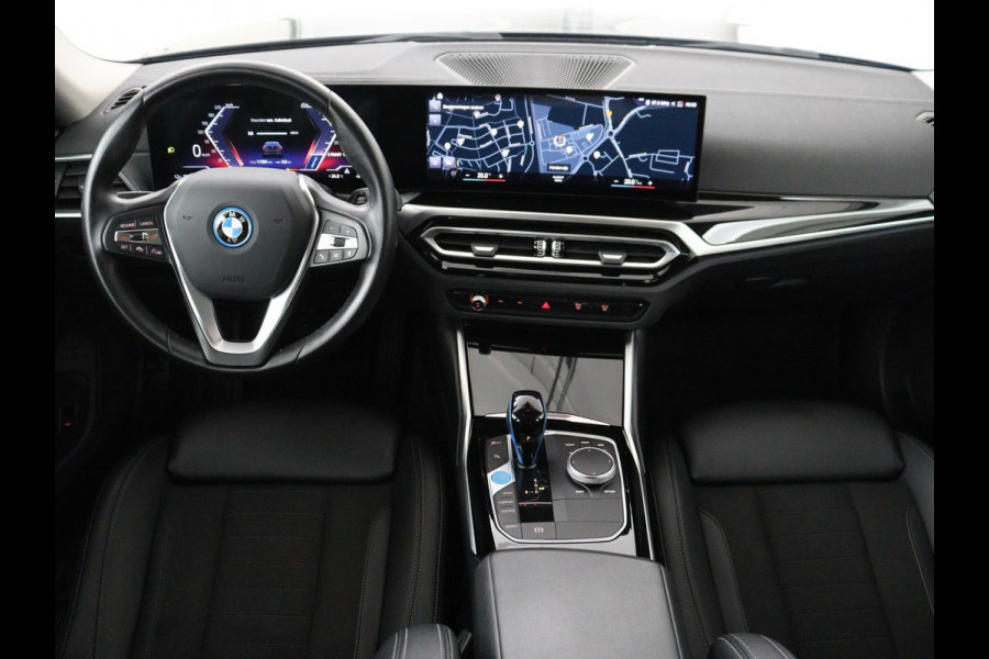 BMW i4 eDrive40 84 kWh | SOH 93,8% | Camera | Adaptive cruise | Climate control | Navigatie | DAB+ | Bluetooth | Stoelverwarming | Carplay