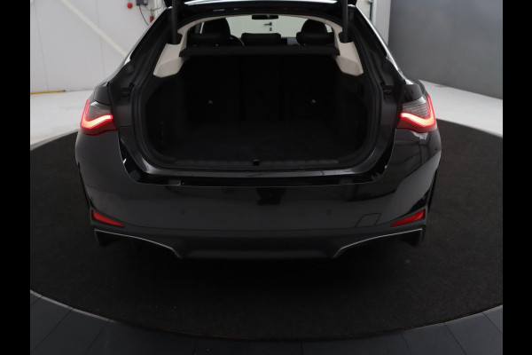 BMW i4 eDrive40 84 kWh | SOH 93,8% | Camera | Adaptive cruise | Climate control | Navigatie | DAB+ | Bluetooth | Stoelverwarming | Carplay