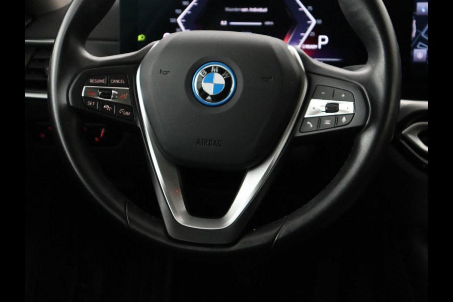 BMW i4 eDrive40 84 kWh | SOH 93,8% | Camera | Adaptive cruise | Climate control | Navigatie | DAB+ | Bluetooth | Stoelverwarming | Carplay