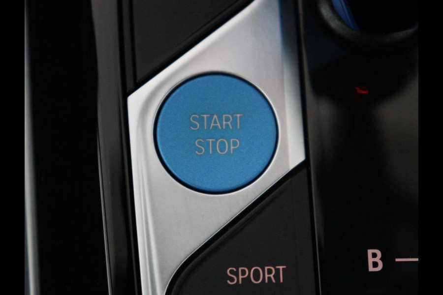 BMW i4 eDrive40 84 kWh | SOH 93,8% | Camera | Adaptive cruise | Climate control | Navigatie | DAB+ | Bluetooth | Stoelverwarming | Carplay