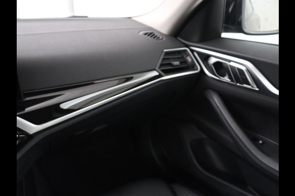 BMW i4 eDrive40 84 kWh | SOH 93,8% | Camera | Adaptive cruise | Climate control | Navigatie | DAB+ | Bluetooth | Stoelverwarming | Carplay