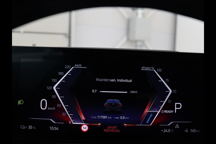BMW i4 eDrive40 84 kWh | SOH 93,8% | Camera | Adaptive cruise | Climate control | Navigatie | DAB+ | Bluetooth | Stoelverwarming | Carplay
