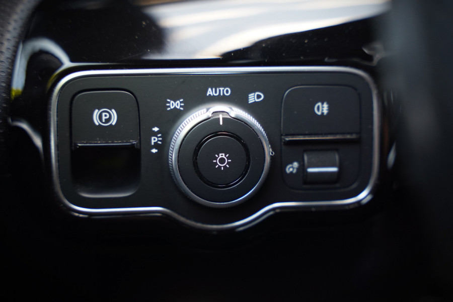 Mercedes-Benz CLA-Klasse 180 Business Solution AMG | Stoelverwarming | Parkeersensoren | Navigatie | Cruise Control | Ambiance Verlichting | Keyless | Camera | Climate Control