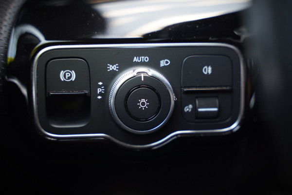 Mercedes-Benz CLA-Klasse 180 Business Solution AMG | Stoelverwarming | Parkeersensoren | Navigatie | Cruise Control | Ambiance Verlichting | Keyless | Camera | Climate Control