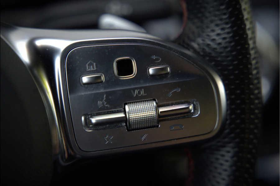 Mercedes-Benz CLA-Klasse 180 Business Solution AMG | Stoelverwarming | Parkeersensoren | Navigatie | Cruise Control | Ambiance Verlichting | Keyless | Camera | Climate Control