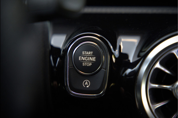 Mercedes-Benz CLA-Klasse 180 Business Solution AMG | Stoelverwarming | Parkeersensoren | Navigatie | Cruise Control | Ambiance Verlichting | Keyless | Camera | Climate Control