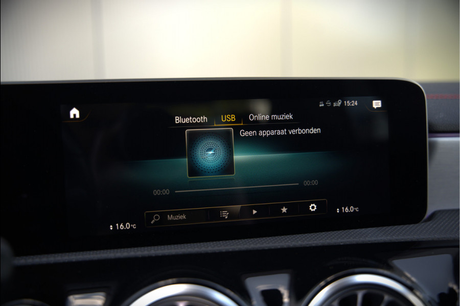 Mercedes-Benz CLA-Klasse 180 Business Solution AMG | Stoelverwarming | Parkeersensoren | Navigatie | Cruise Control | Ambiance Verlichting | Keyless | Camera | Climate Control